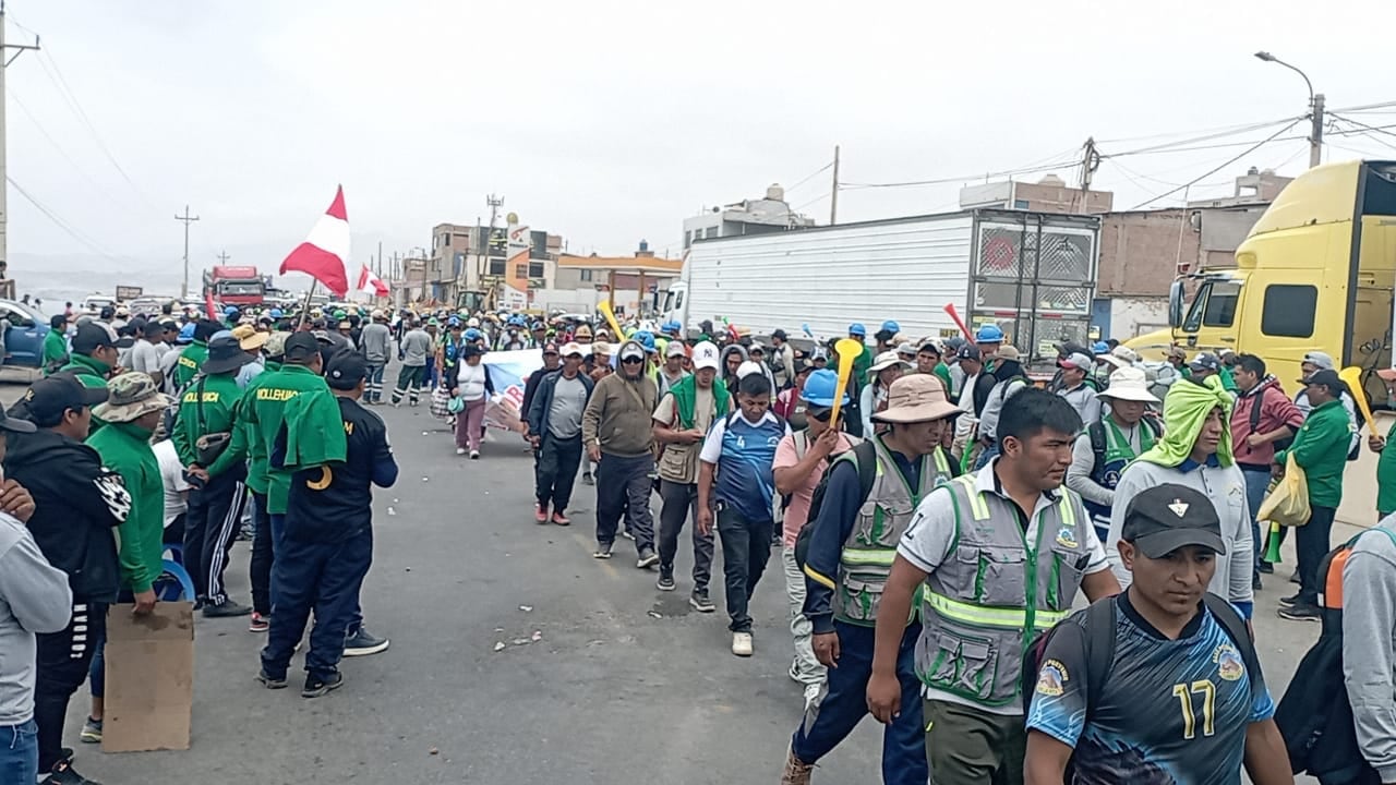 Paro de mineros artesanales en Chala. Foto: Darío Román Casanova.