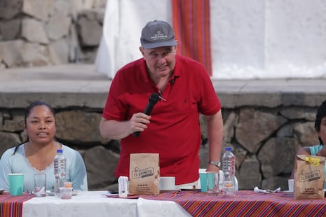 Rafael López Aliaga inicia su jornada en San Juan de Miraflores con desayuno electoral