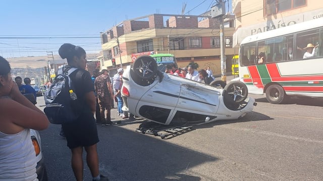 Tacna: Chocan dos vehículos y uno vuelca en cruce de arterias con semáforo