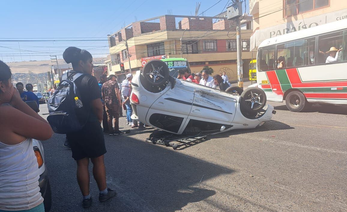 En la intersección de las calles Patricio Meléndez y Olga Grohmann en el Cercado de Tacna se produjo la colisión violenta de dos vehículos. (Foto: Difusión)