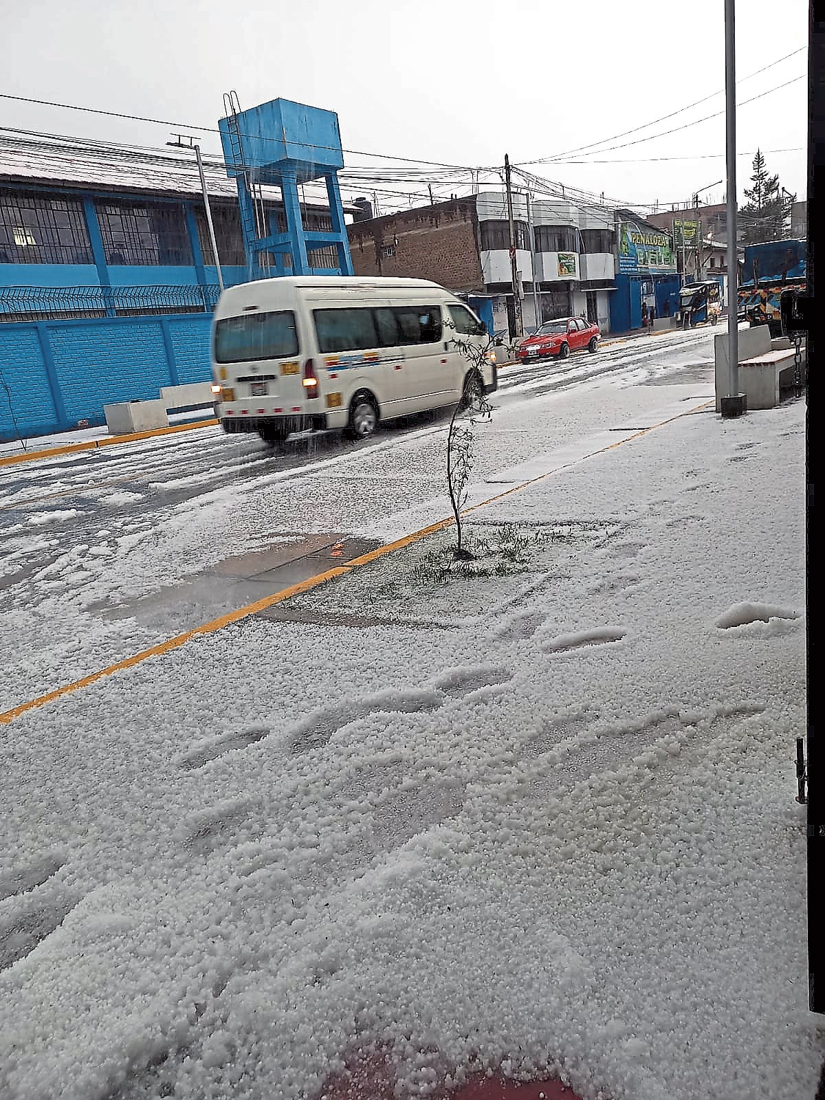 Capas de granizo cubrieron las calles de la Incontrastable