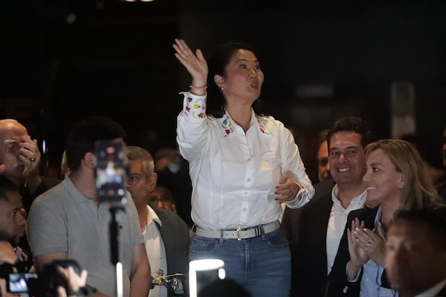 Keiko Fujimori saluda a sus simpatizantes tras pronunciarse sobre el conteo rápido (Fotos: Julio Reaño/GEC)