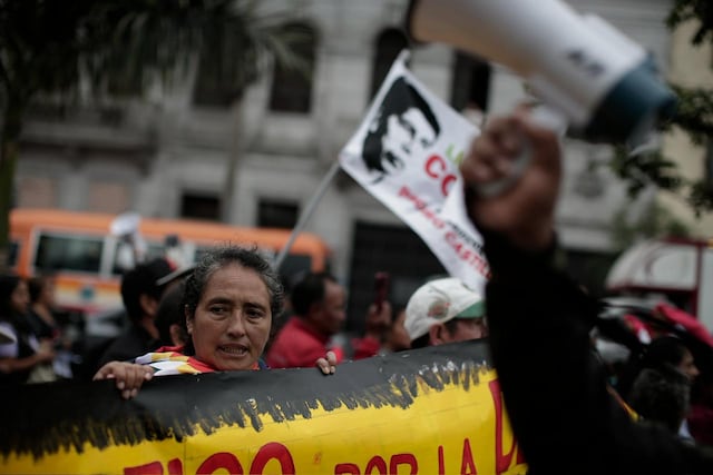 Marcha convocada por Juntos por el Perú se desarrolla bajo estricto resguardo policial