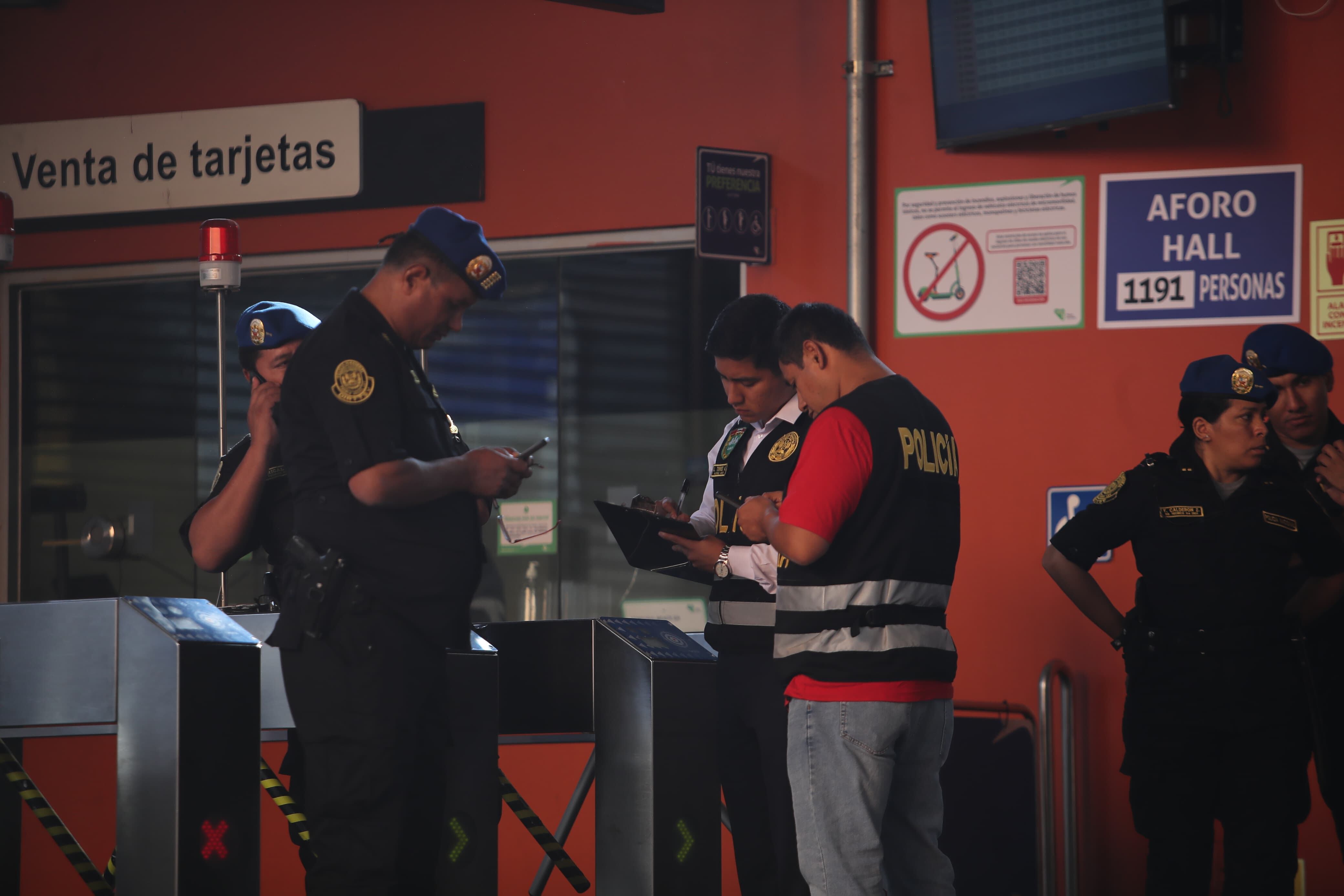 Serenos y policías acudieron al lugar, mientras las autoridades investigan el móvil del crimen.