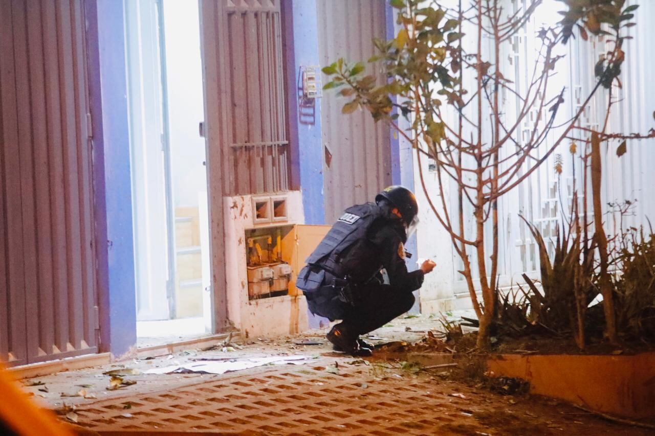 Delincuentes atacaron la fachada de una casa con un artefacto explosivo y dejaron un mensaje intimidatorio contra ciudadanos extranjeros. Fotos:@photo.gec