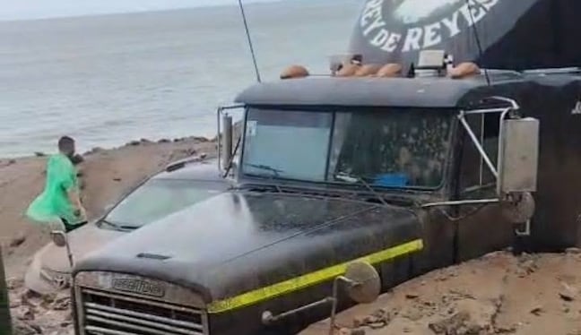Vehículo pesado quedó atrapado en la Panamericana Sur con ingreso de huico
