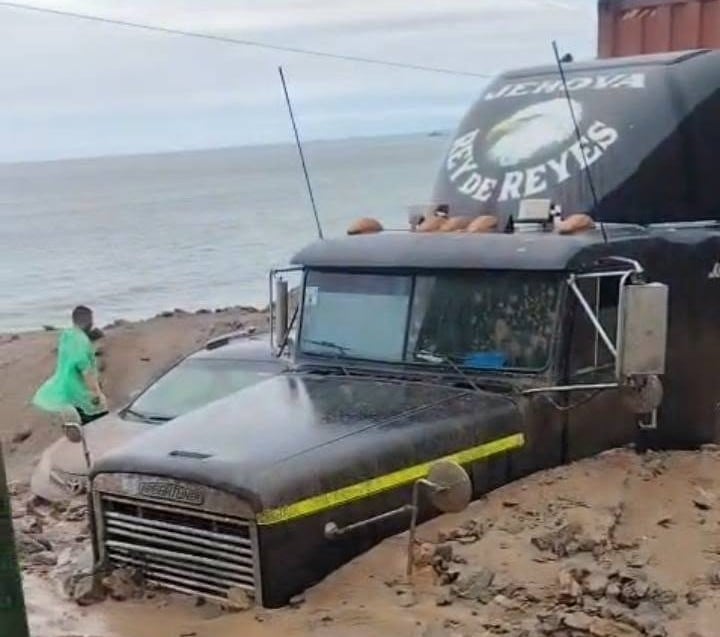 Vehículo pesado quedó atrapado en la Panamericana Sur con ingreso de huico