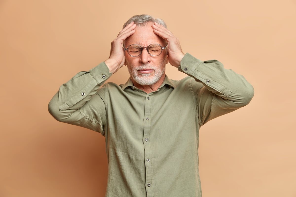 La debilidad repentina en un lado del cuerpo, las dificultades para hablar y los problemas de visión pueden advertir un accidente cerebrovascular. Un especialista explica cómo identificar los síntomas y por qué buscar atención inmediata puede reducir las secuelas.