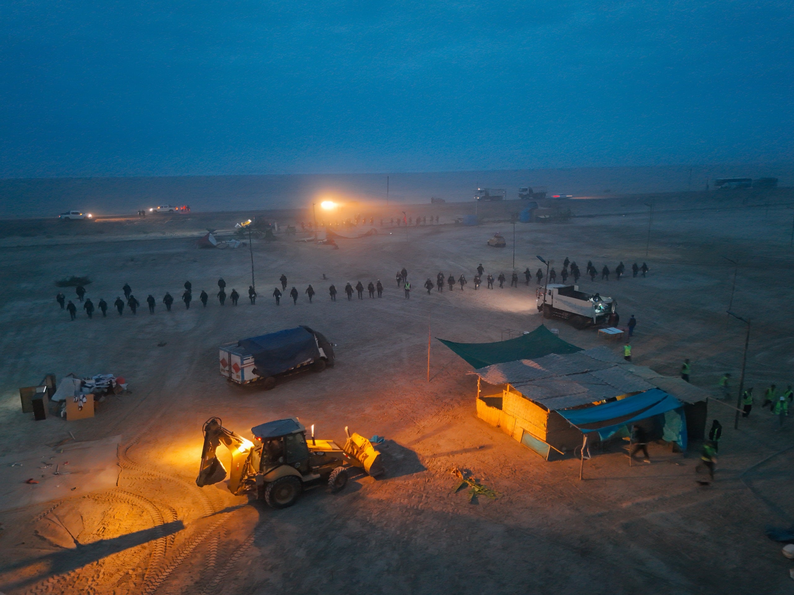 Destruyeron las pocas construcciones que había durante el desalojo de invasiones en terrenos destinados para el puerto Corío en Islay (Foto: GRA)