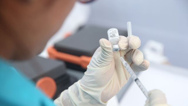 Vacuna contra COVID-19 de Pfizer recibe aprobación de EE.UU. y podría estar lista en octubre 