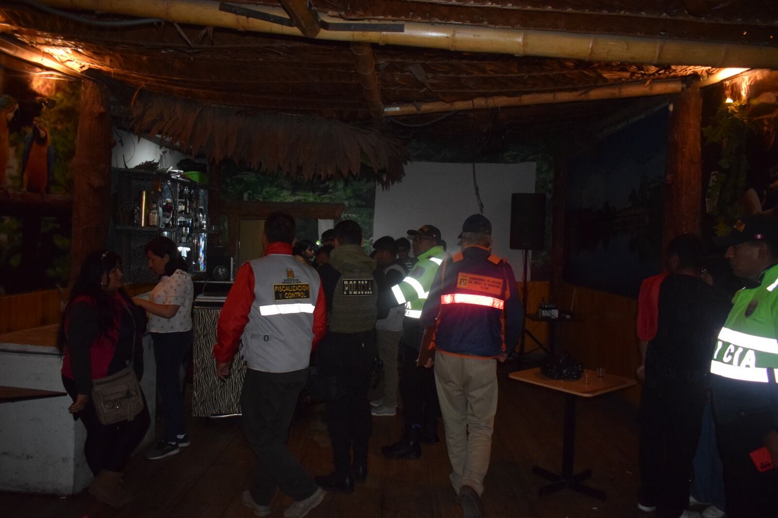 El contingente policial, serenazgo y fiscalización de la MPT ingresaron a diversos locales. (Foto: Difusión)