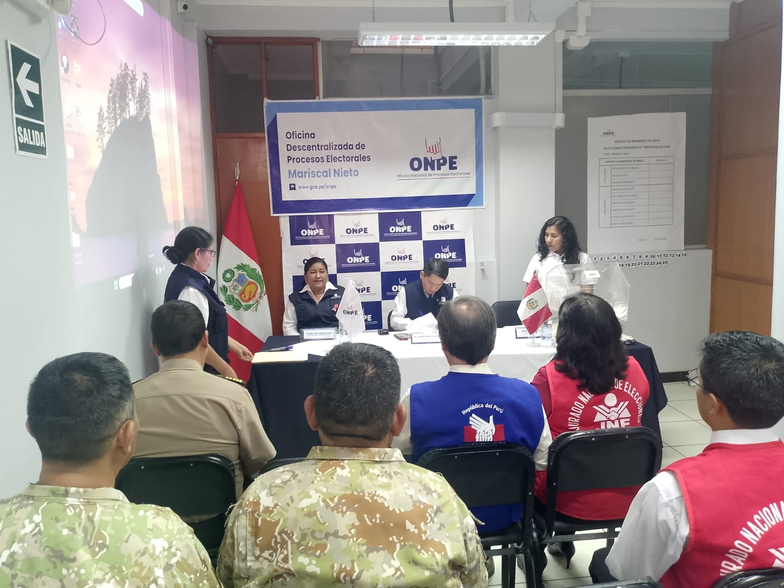La Oficina Nacional de Procesos Electorales realizó el sorteo público. (Foto: Difusión)