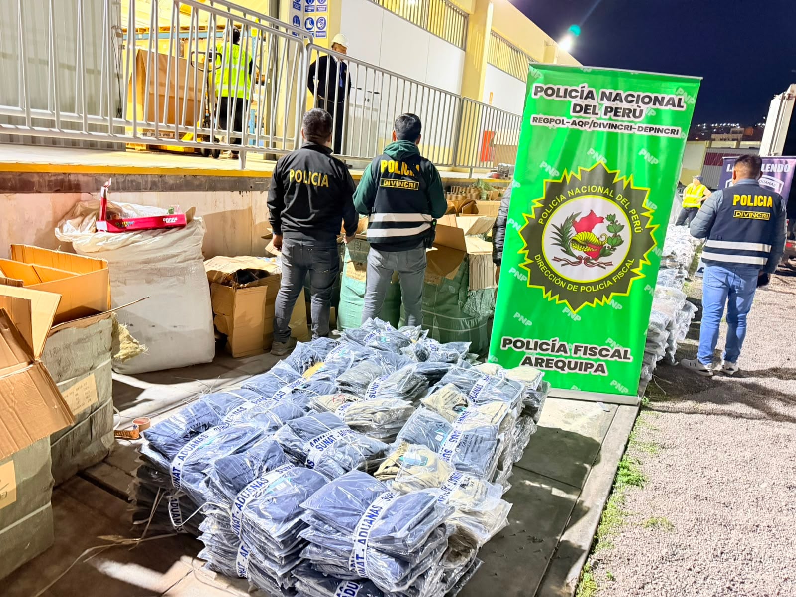 Mercadería de presunto contrabando incautada en Mollendo, Arequipa. Foto: PNP.