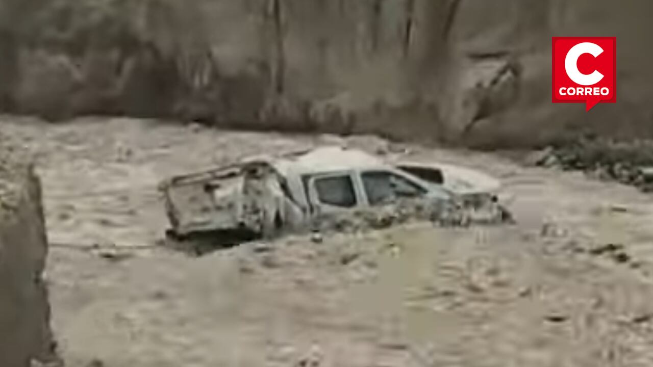 Seis personas perdieron la vida y otras dos están desaparecidas después de que la camioneta en la que viajaban cayera a un abismo de más de 200 metros.