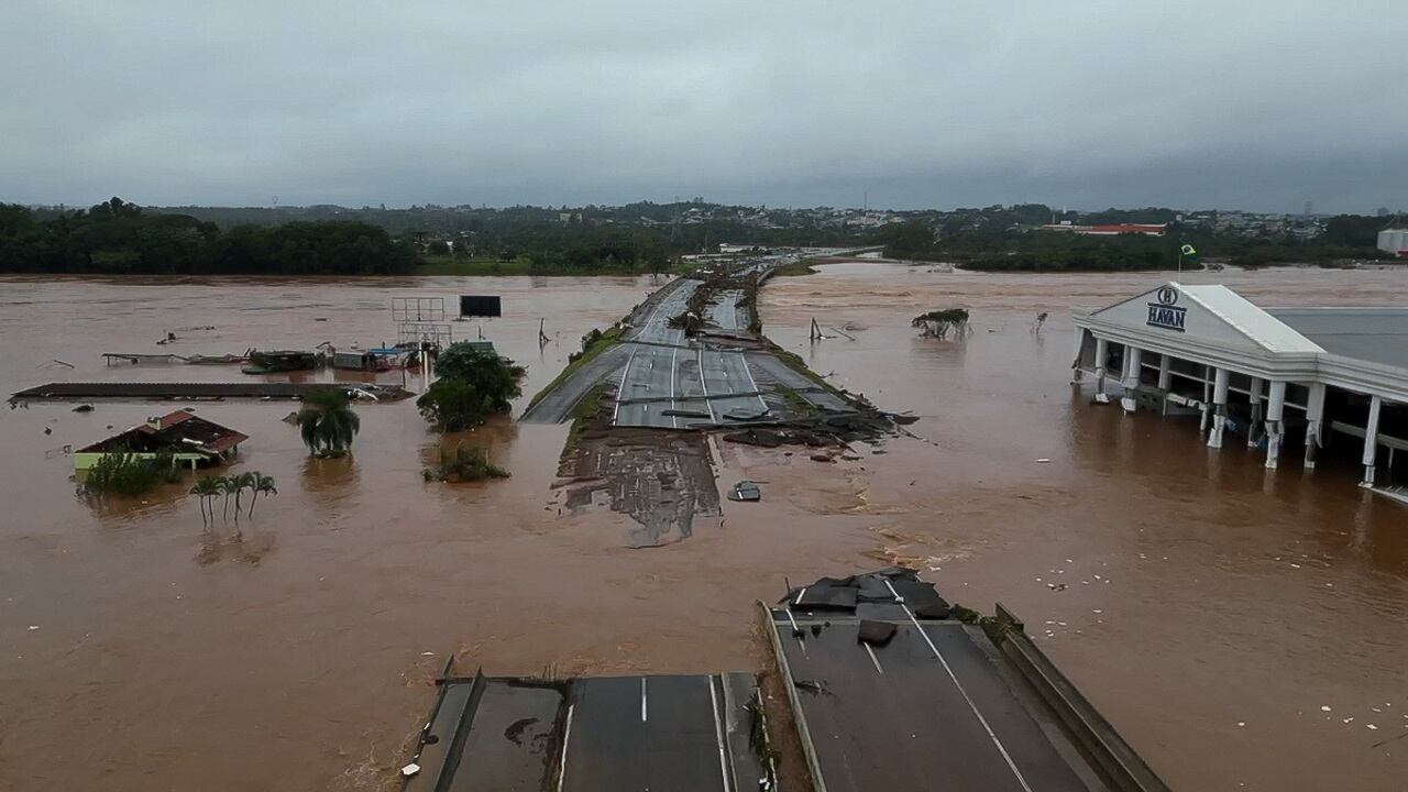Rupturas de presas amenazan con agravar mucho más el desastre. (Foto: Handout / Sao Paulo Civil Defense / AFP)