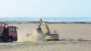 La Libertad: El alcalde apoya el arenamiento de la playa en Huanchaco 