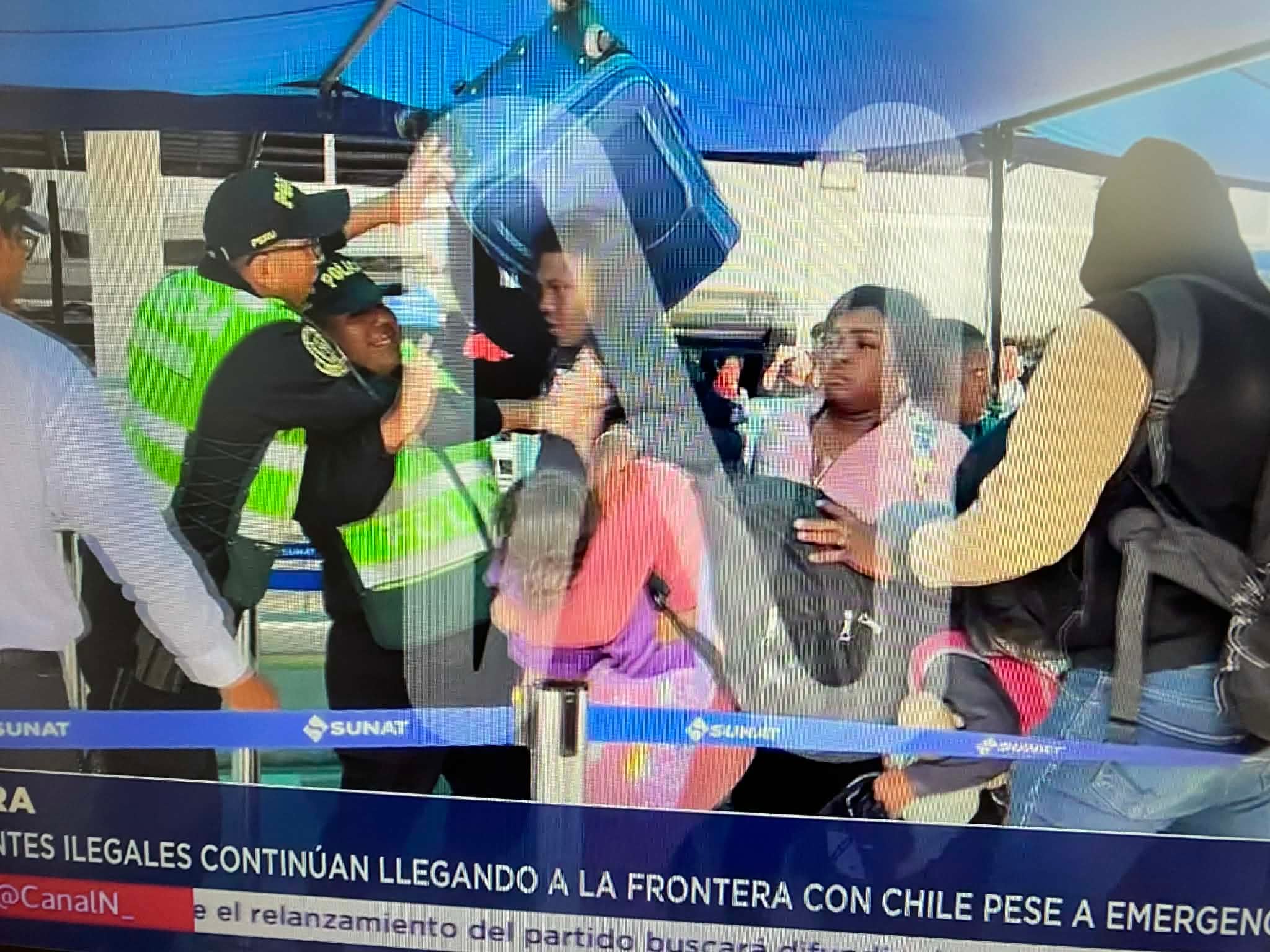 El grupo avanzó hacia territorio peruano aprovechando que solo dos policías resguardaban la zona, según imágenes de Canal N.