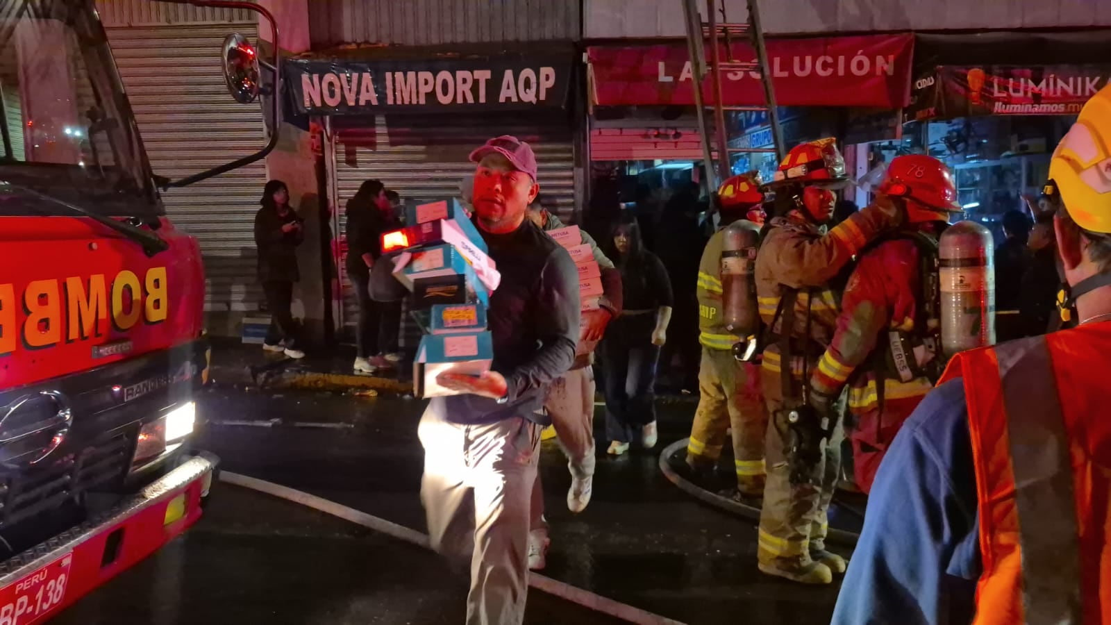 Comerciantes sacaron sus mercaderías en el incendio entre los locales de Edypyme y Don Manuel (Foto: Pedro Torres/@photo.gec)