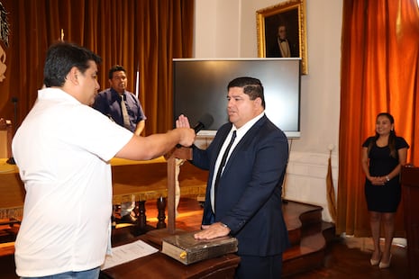 Juan Camino juramentó como regidor de municipio de Trujillo