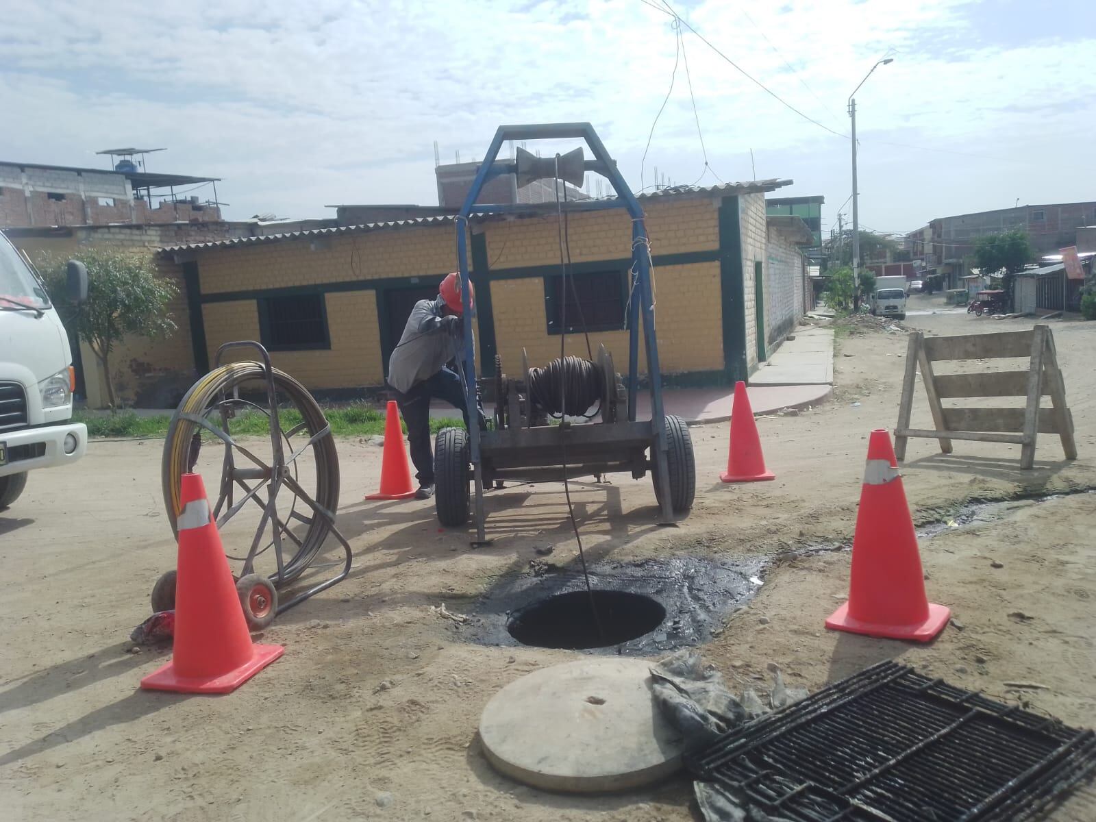Con máquina de baldes, EPS Grau realizó limpieza en más de 3 mil 700 metros de desagües