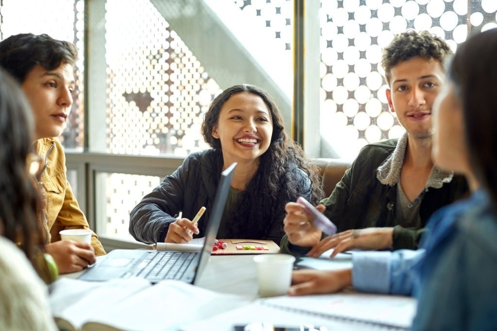 La transición de la escuela al trabajo exige más que preparación académica: orientación vocacional, acompañamiento socioemocional y oportunidades de empleo formal son claves para que los jóvenes puedan construir y sostener sus proyectos de vida.