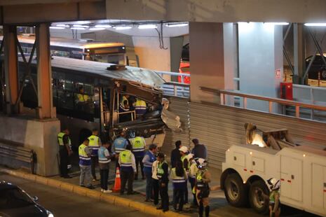 Así terminó un bus del Metropolitano tras fuerte accidente en la Vía Expresa (GALERÍA)
