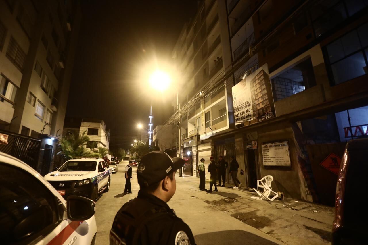 Surquillo: Presuntos extorsionadores arrojaron artefacto explosivo a edificio en construcción. (Fotos: César Grados)