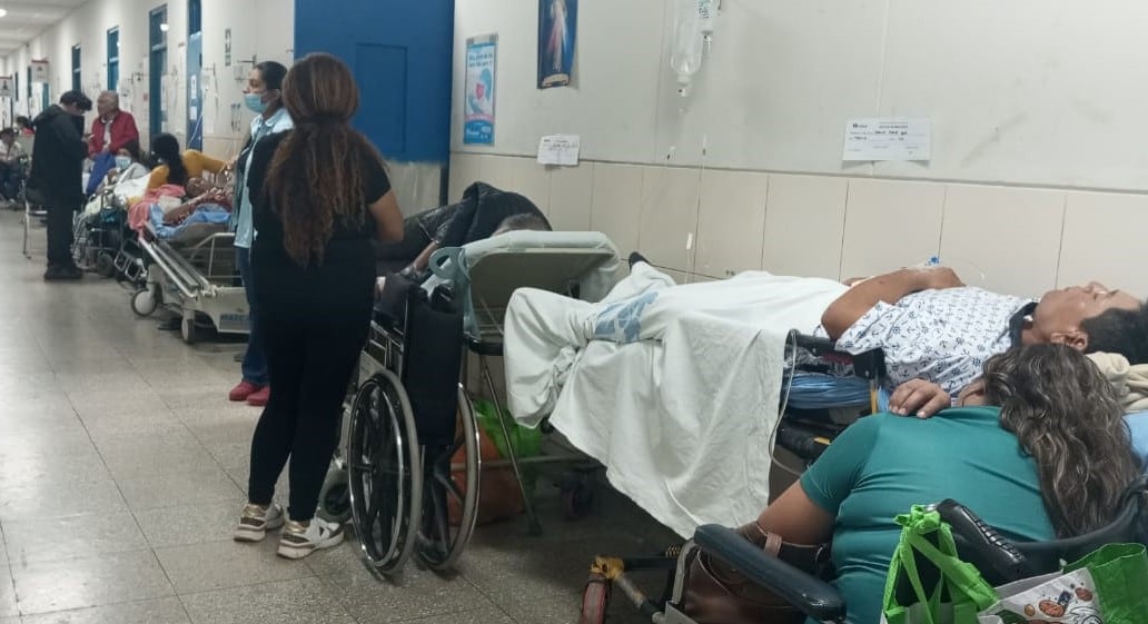 Pacientes y familiares esperan ser atendidos en Emergencia de Almanzor.