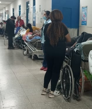 Pacientes y familiares esperan ser atendidos en Emergencia de Almanzor.