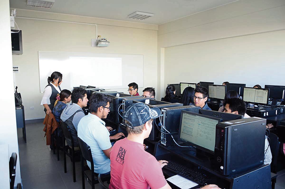 Urge mejorar acceso de alumnos a IA. Foto: GEC.