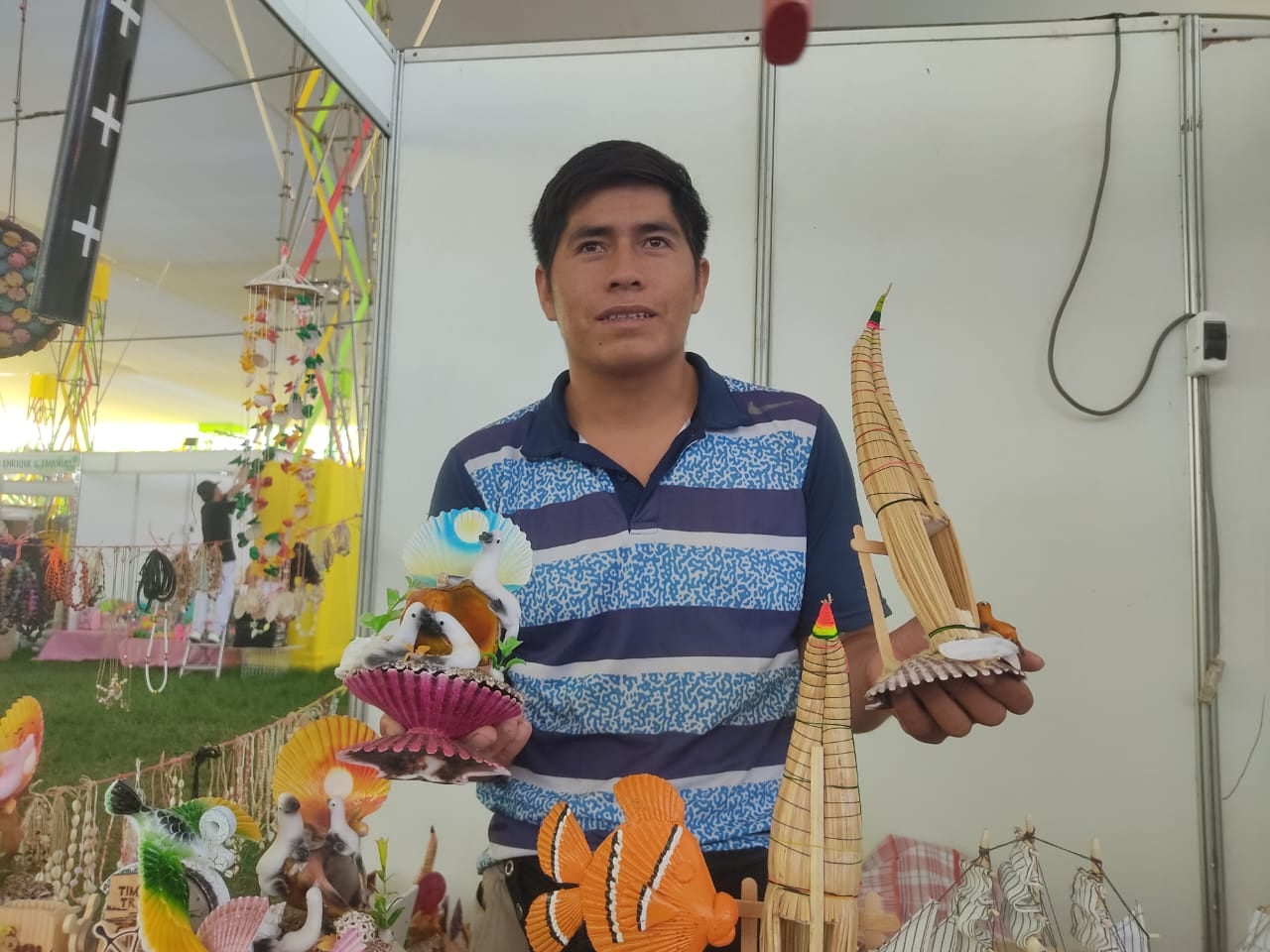 Elvis Campos recorre el país para ofrecer sus artesanías.