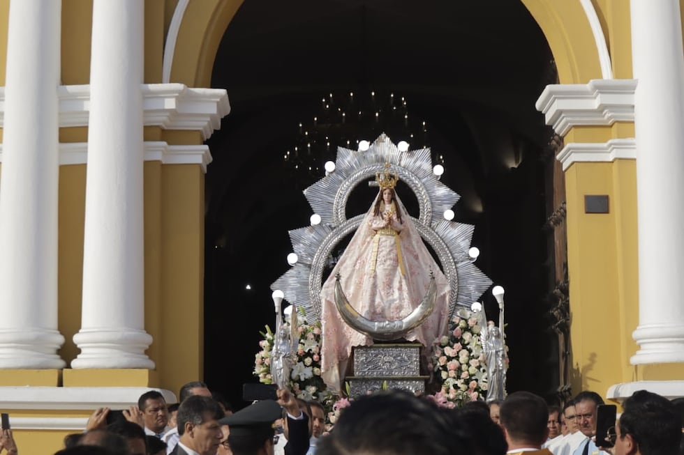 Virgen de la Puerta sale en procesión por el centro de Trujillo. (Foto: Vanessa Hordyj)