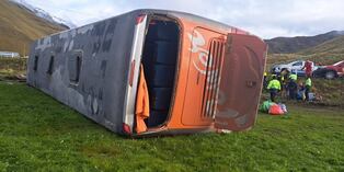 Bus interdepartamental vuelca en límite entre Puno y Cusco y deja al menos 30 heridos