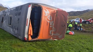 Bus interdepartamental vuelca en límite entre Puno y Cusco y deja al menos 30 heridos