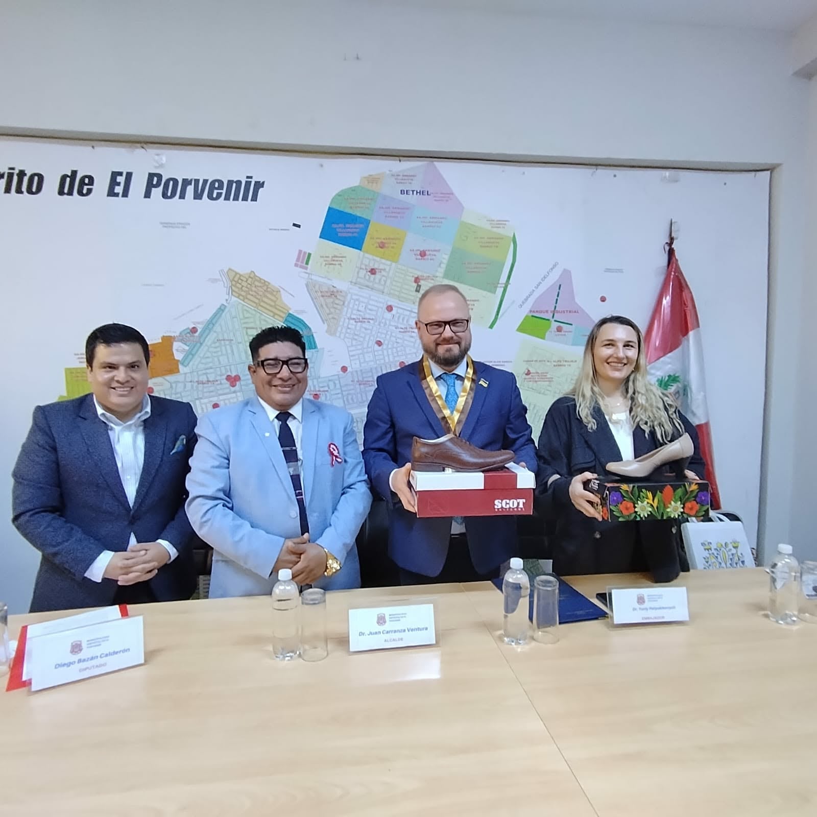 También le entrega un par de calzado como símbolo emblemático de El Porvenir. Autoridad edil destacó el potencial de la industria del calzado y fortaleció los lazos de amistad, comercio y cooperación entre Perú y Ucrania.