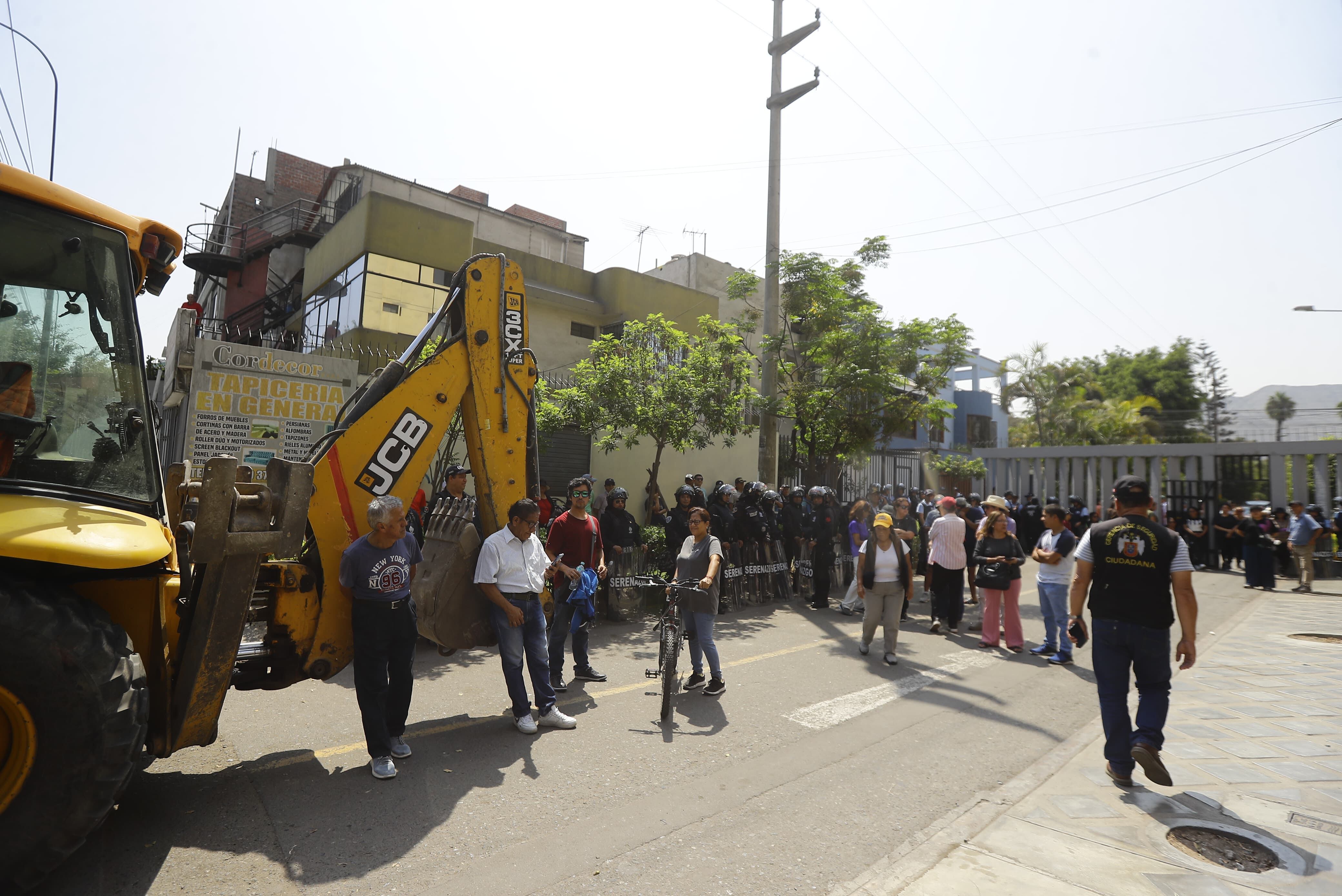 Residentes se interpusieron frente a maquinaria pesada para impedir que la comuna derribe la estructura de concreto erigida hace más de 20 años; piden instalar una reja antes de cualquier obra.