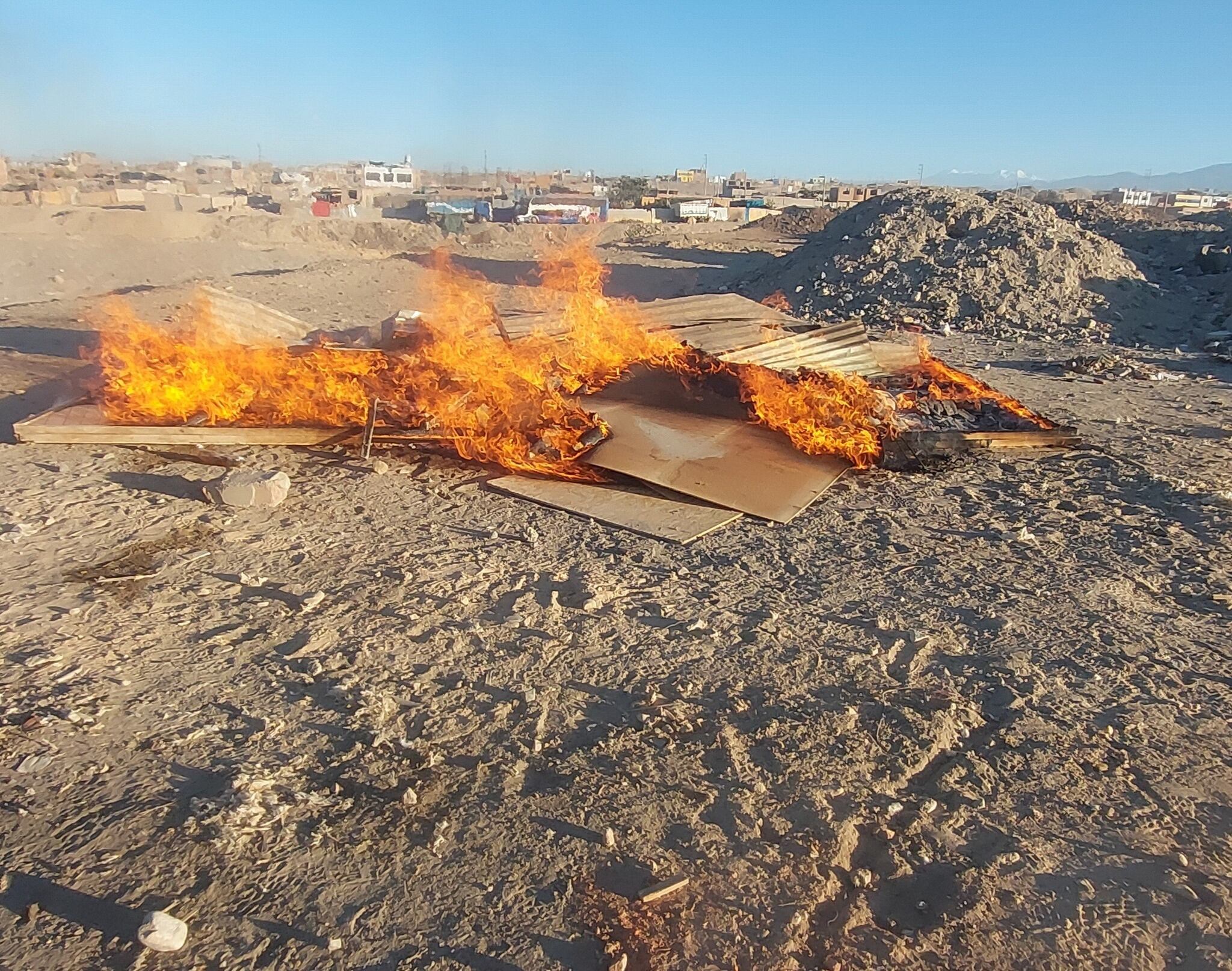 Serenos destruyen viviendas precarias en Majes