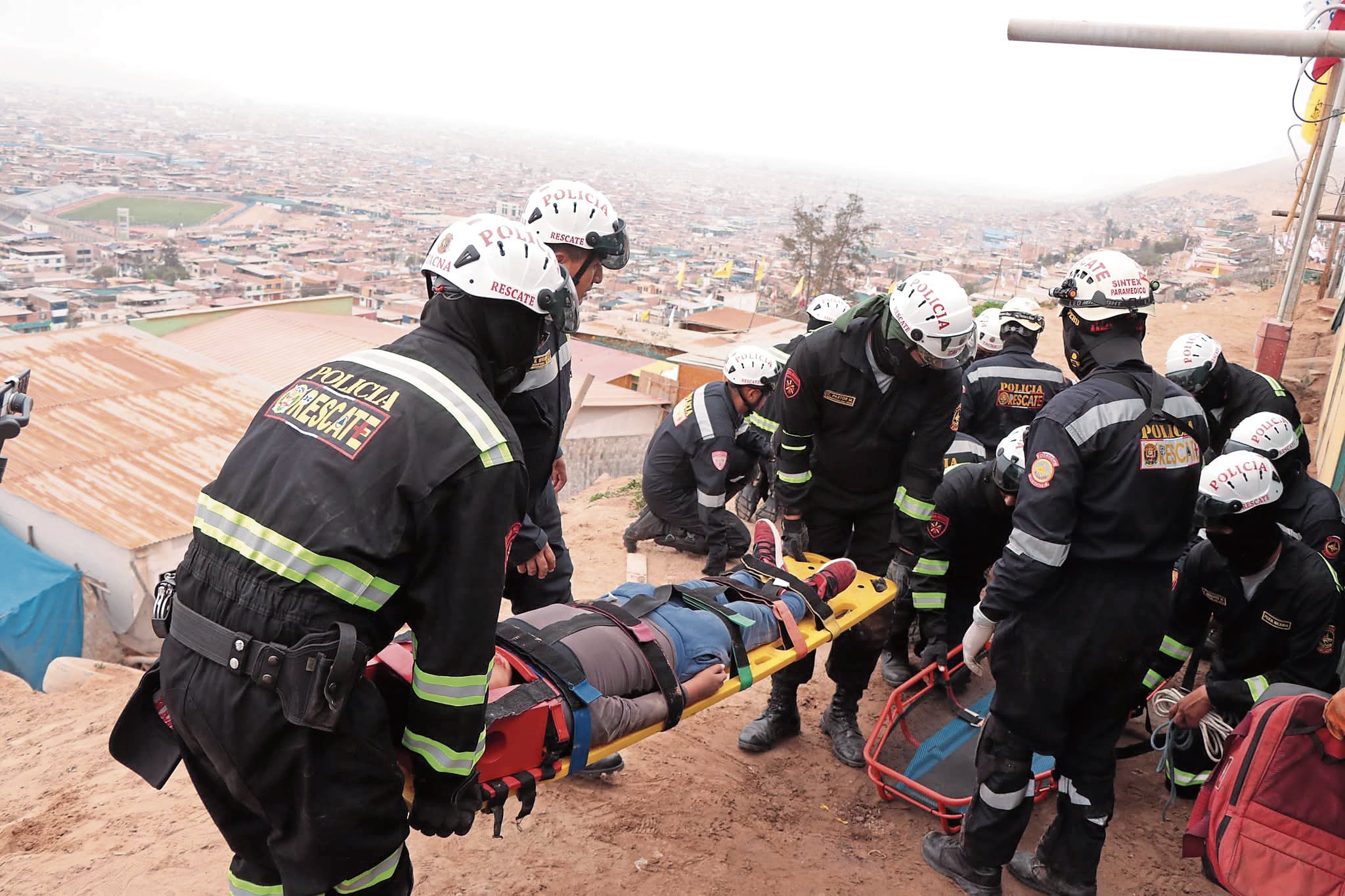 SImulación de rescate se efectuó en el cerro Intiorko que domina la ciudad de Tacna. (Foto: Difusión)