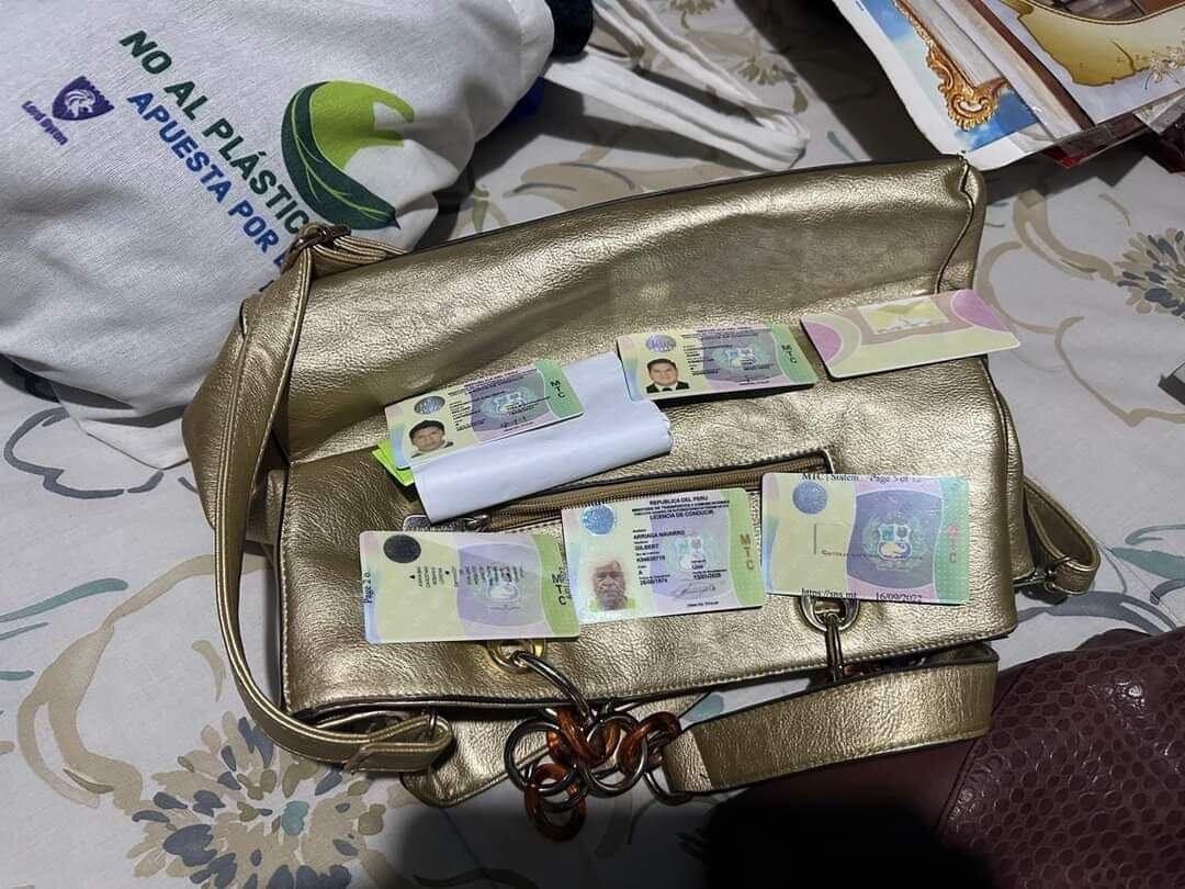 Encontraron licencias de conducir durante la operación policial. Foto: cortesía.