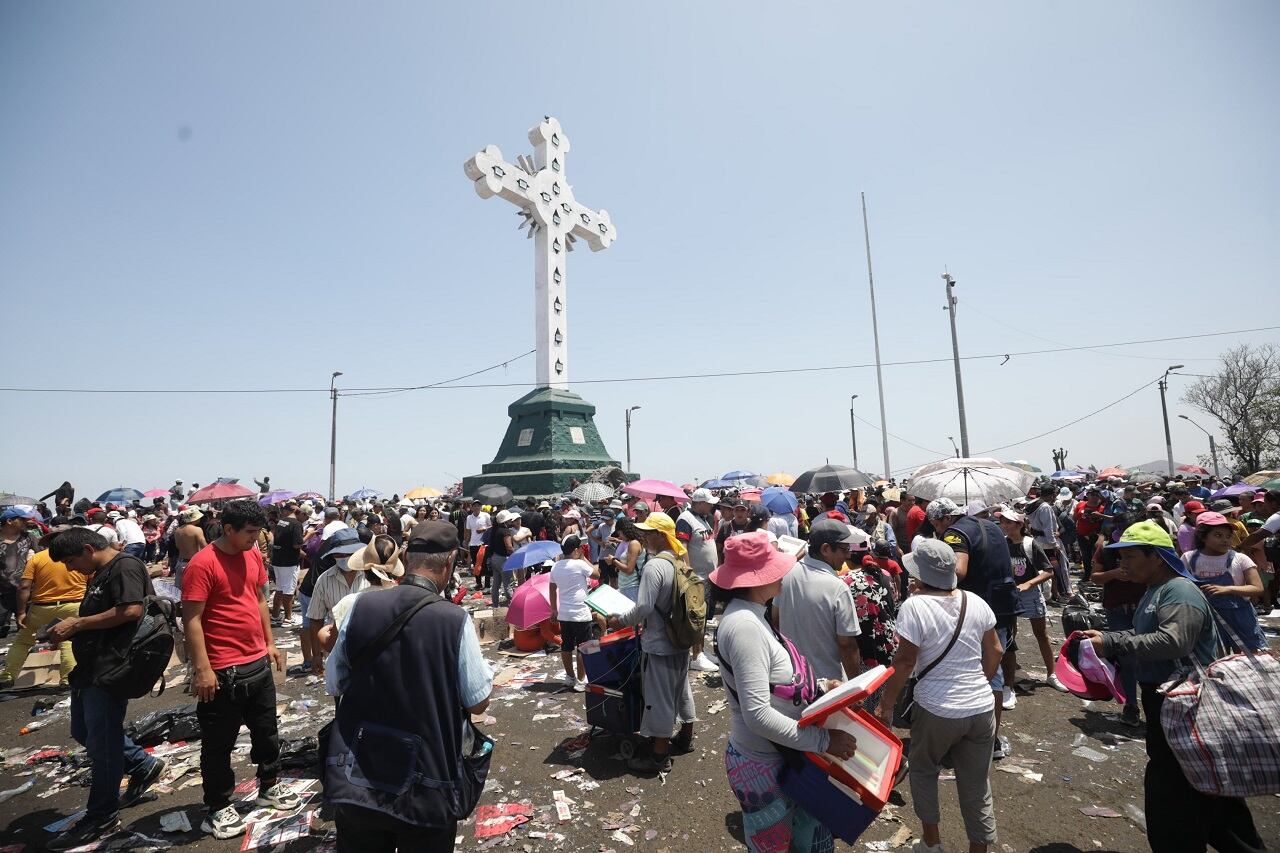 Familias recorren el Cerro San Cristóbal como parte de las tradiciones de Semana Santa en la capital. (Foto: Britanie Arroyo/ @photo.gec)