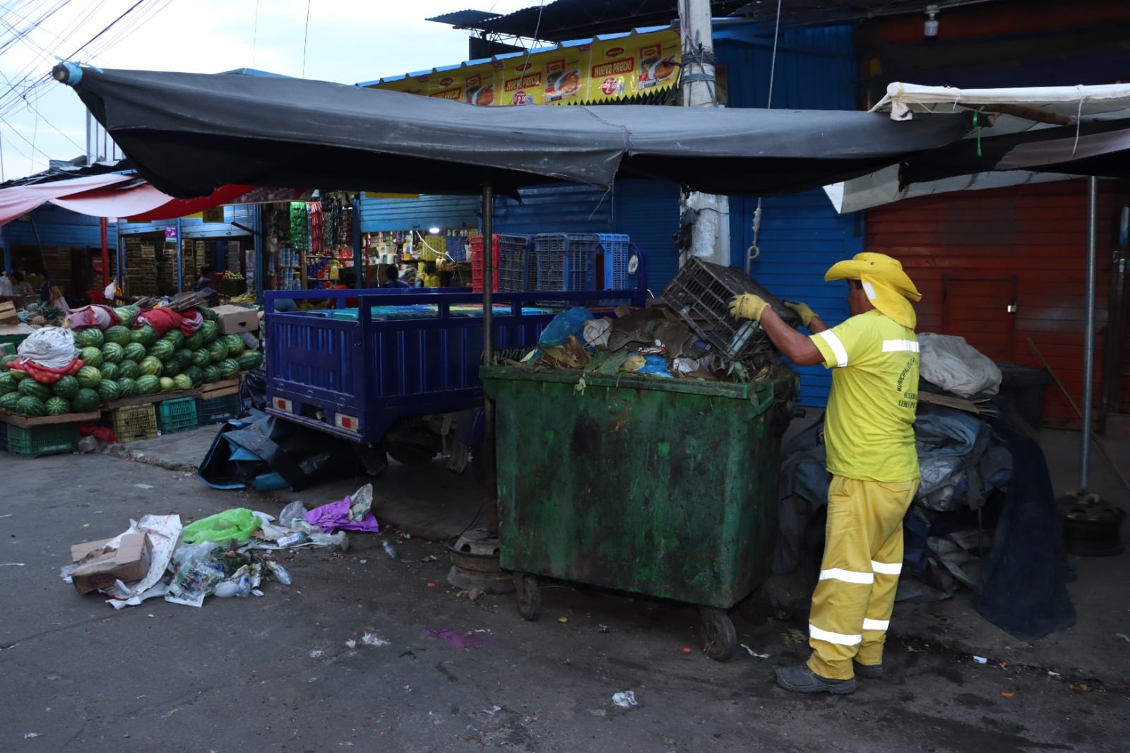 Desde muy temprano limpian el mercado de Piura