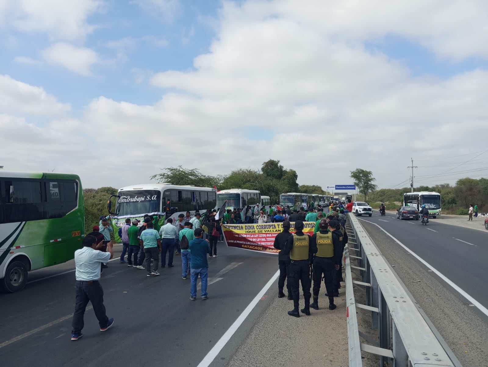 Seis empresas de transporte acatan el paro y recorren las calles de la ciudad. / Fotografías: Tania Bautista