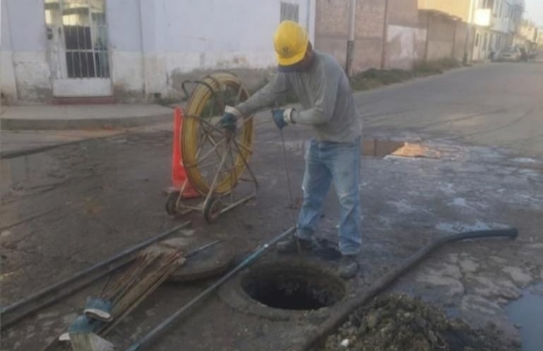 Retiran residuos en desagües en Chulucanas