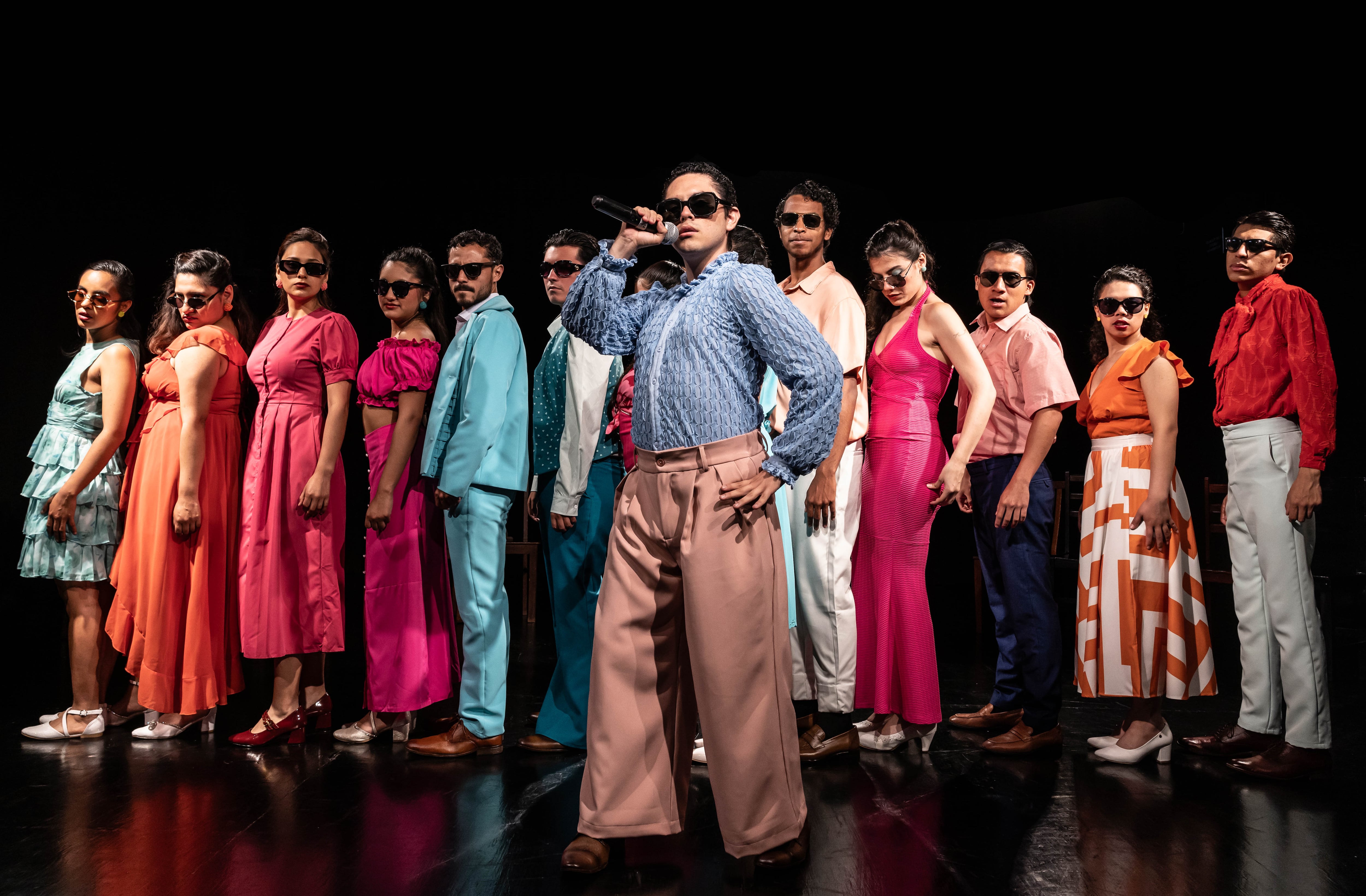 La puesta en escena propone una reflexión poética y fragmentada sobre el amor, el deseo, la violencia y la soledad, a través de escenas breves y autónomas.