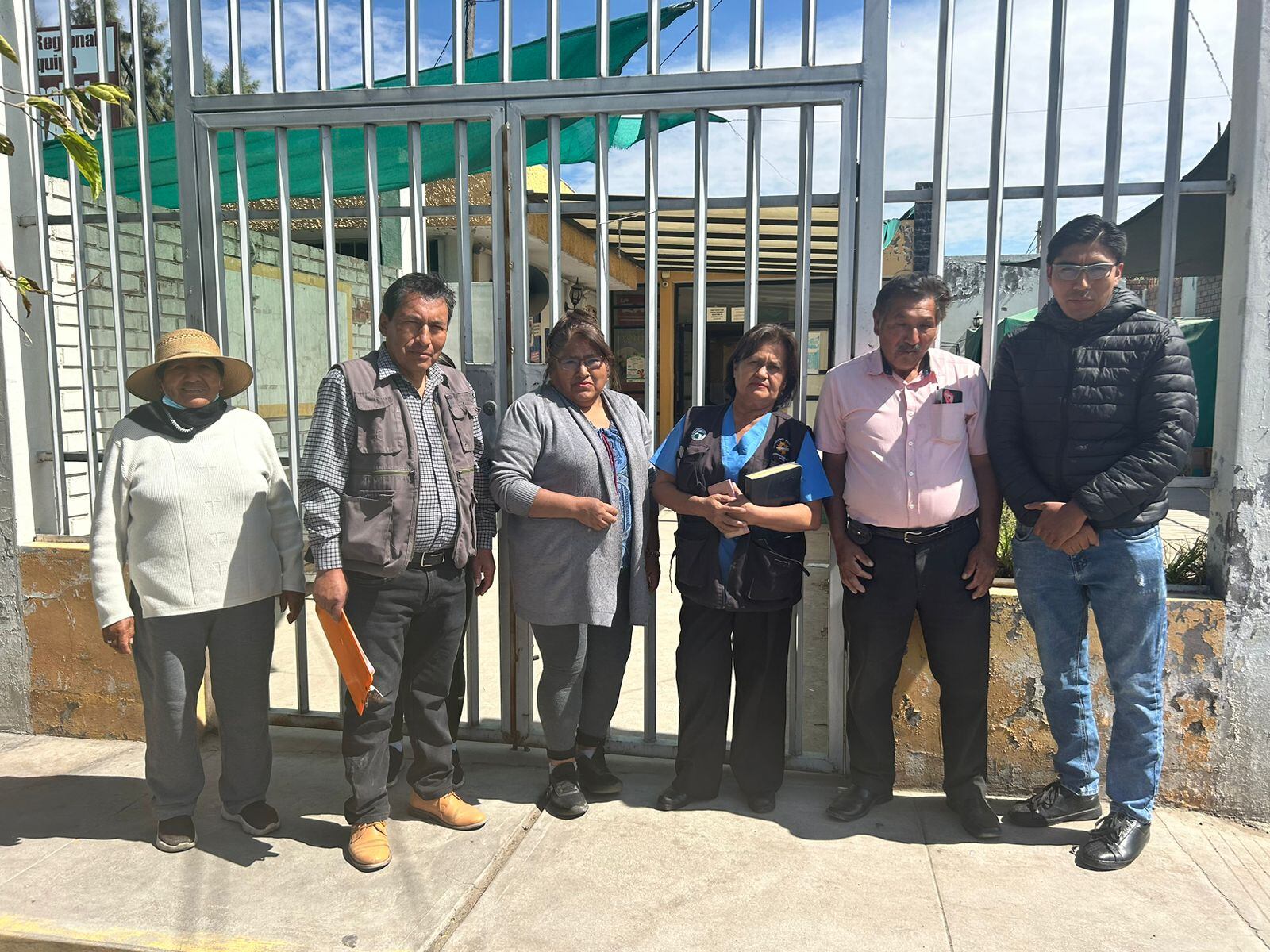 Vecinos de Miguel Grau y regidor del distrito de Paucarpata. Foto: Shelly Layme.