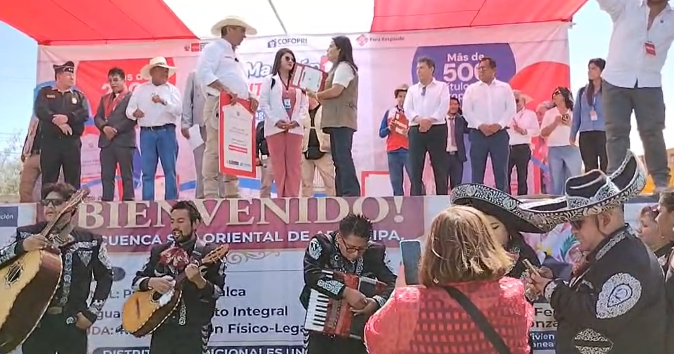 Ministro de Vivienda de Vivienda entrega títulos en Mollebaya