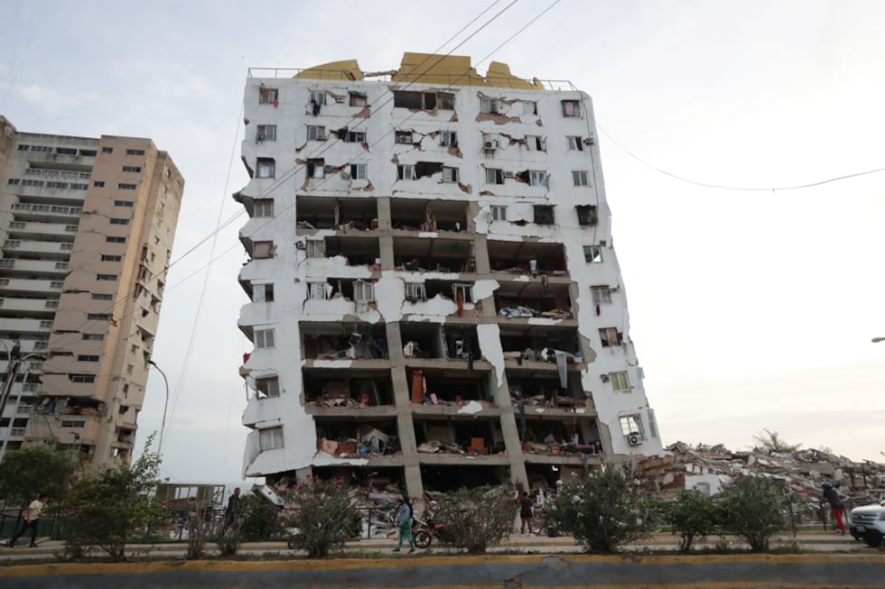 Vista de uno de los bloques de viviendas dañados por los terremotos, en la localidad de Catia La Mar, en el estado costero de La Guaira (Venezuela) este jueves. EFE/ Ronald Pena R.