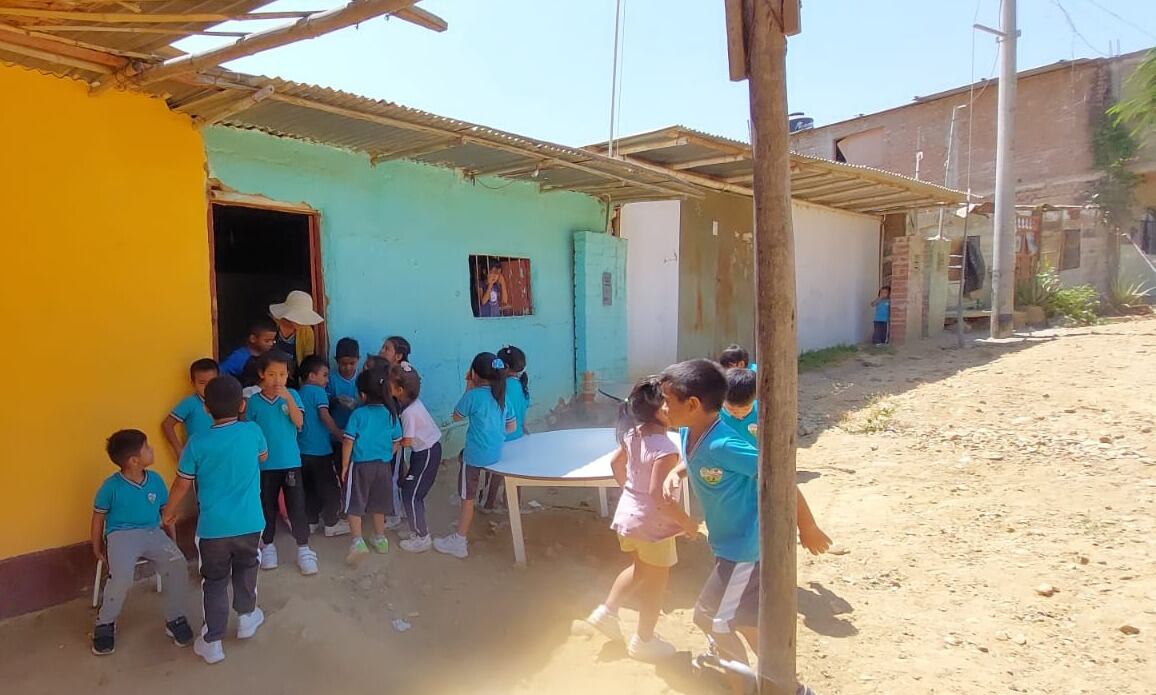 Aulas de colegio presentan rajaduras en las paredes que podrían aplastar a los menores. Ante esto, los padres prestaron sus casas para que los los niños puedan continuar con sus estudios