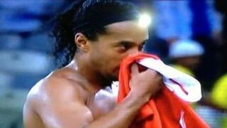 Polémica por foto de Ronaldinho sonándose la nariz con camiseta chilena