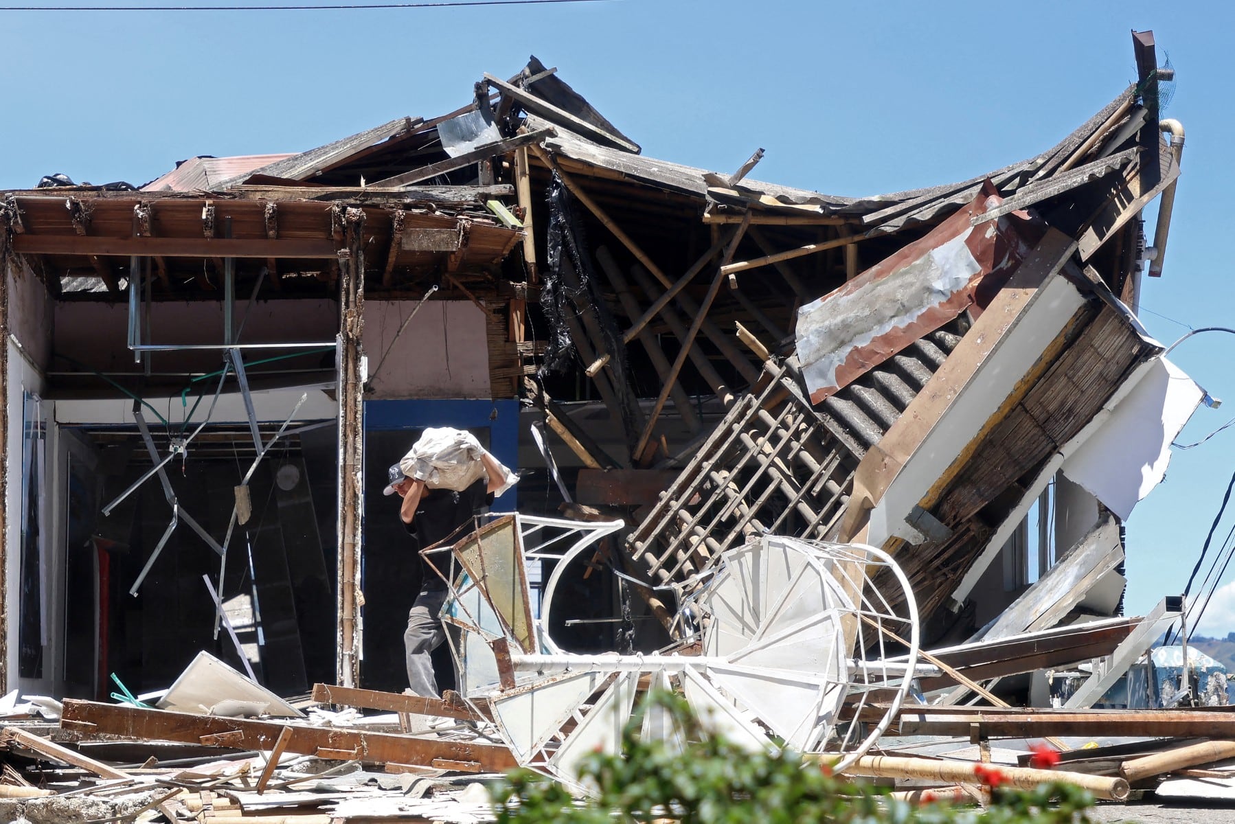 El presidente Abelardo de la Espriella informó que el balance preliminar incluye 111 fallecidos, 87 heridos y decenas de edificios colapsados. Siete aeropuertos permanecen cerrados. (Photo by Giovanny Galvez / AFP)